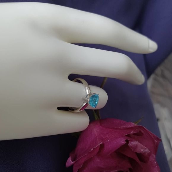 Swarovski Elements - Size 7.75 - Silver tone ring as pictured - Picture 5 of 7